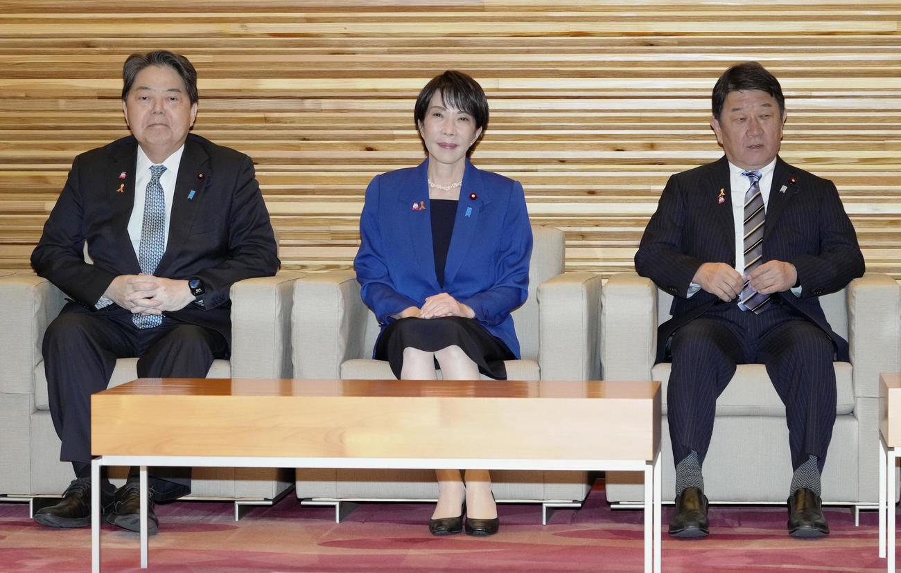 閣議に臨む（左から）林総務相、高市首相、茂木外相＝7日午前、首相官邸（共同）