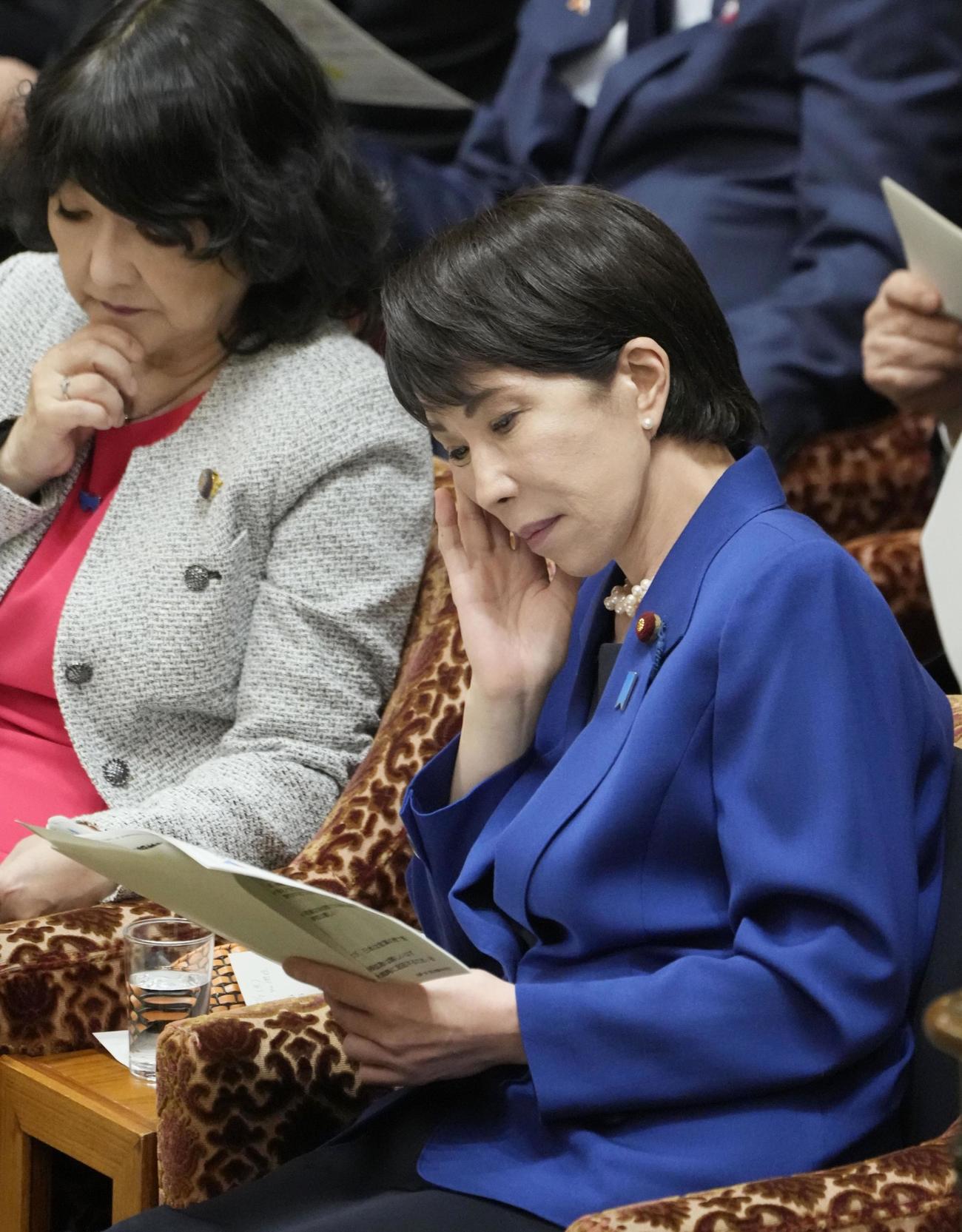 衆院予算委で質問を聞く高市首相（共同）