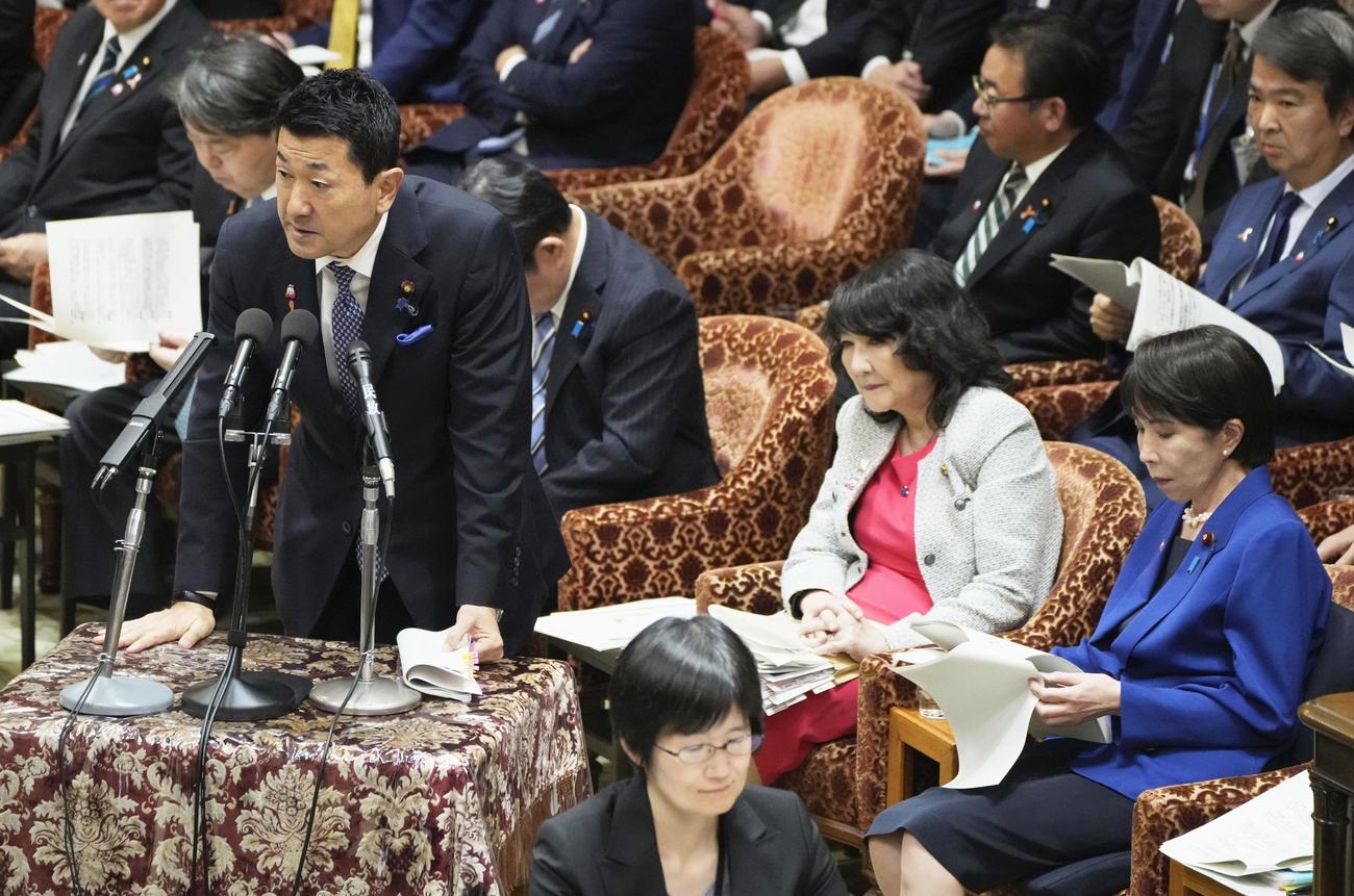 衆院予算委で答弁する赤間国家公安委員長。前列右は高市首相（共同）
