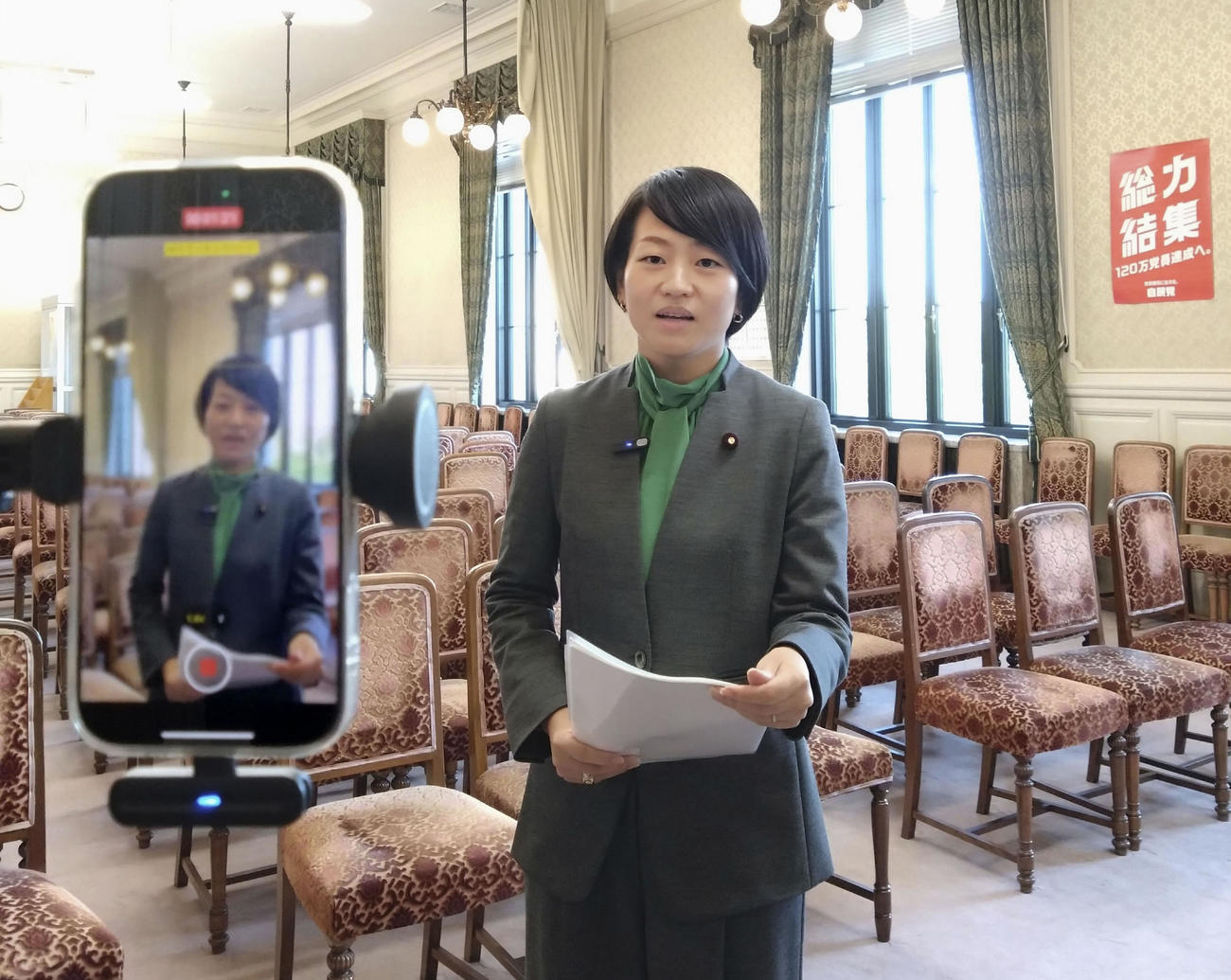 国会内で動画を撮影する自民党の鈴木貴子広報本部長（共同）