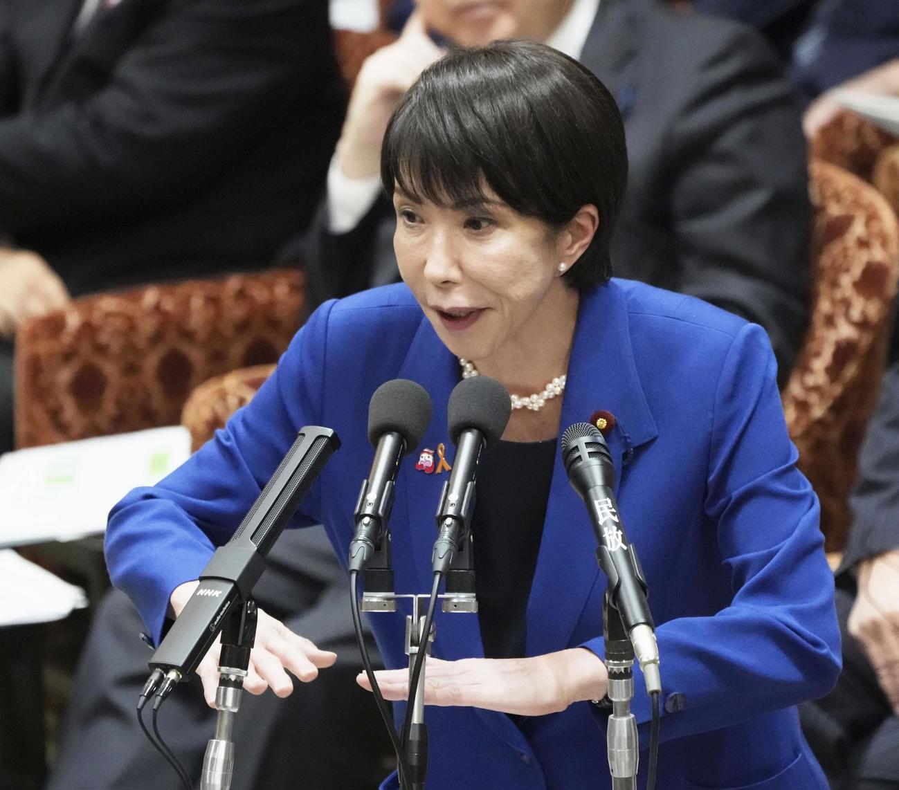 衆院予算委で答弁する高市首相（共同）