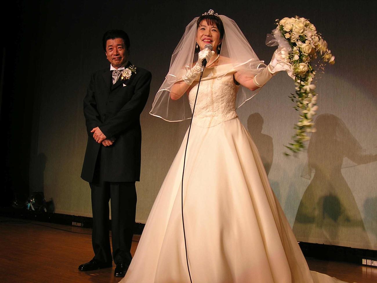 04年、結婚披露宴で喜びの表情を見せる高市早苗氏。左は新郎の山本拓氏