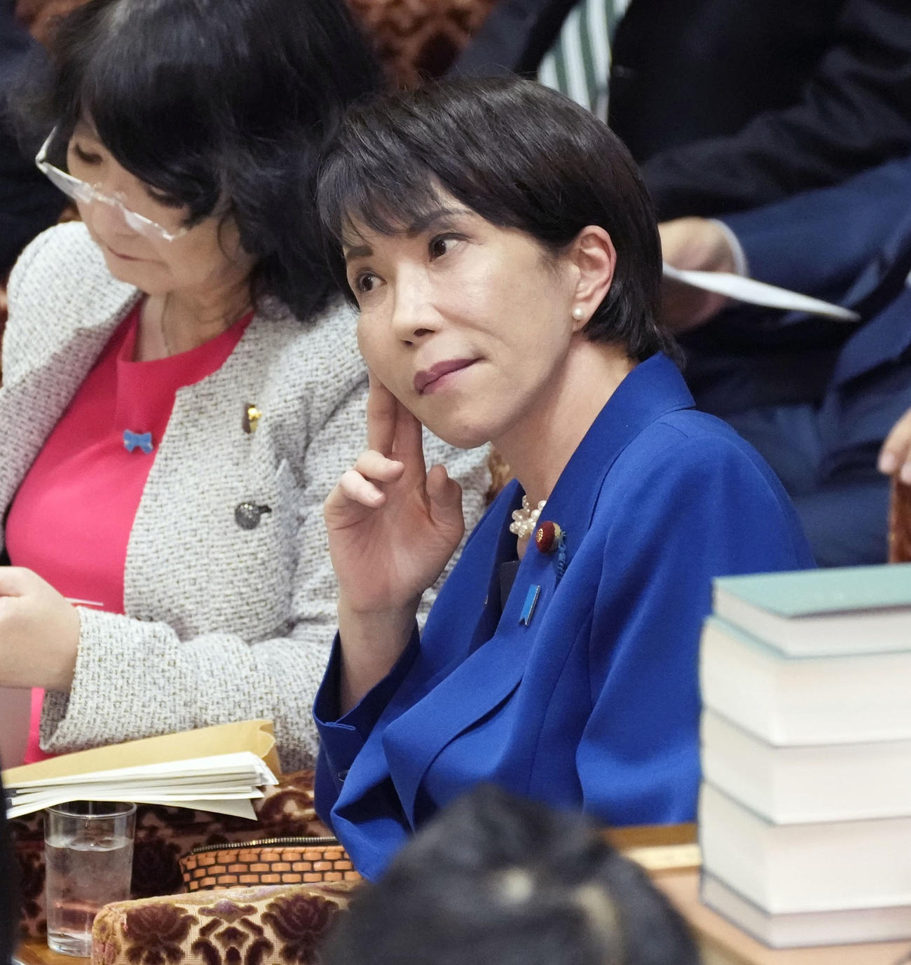 2025年11月7日　衆院予算委で、立憲民主党の本庄知史政調会長の質問を聞く高市首相（共同）
