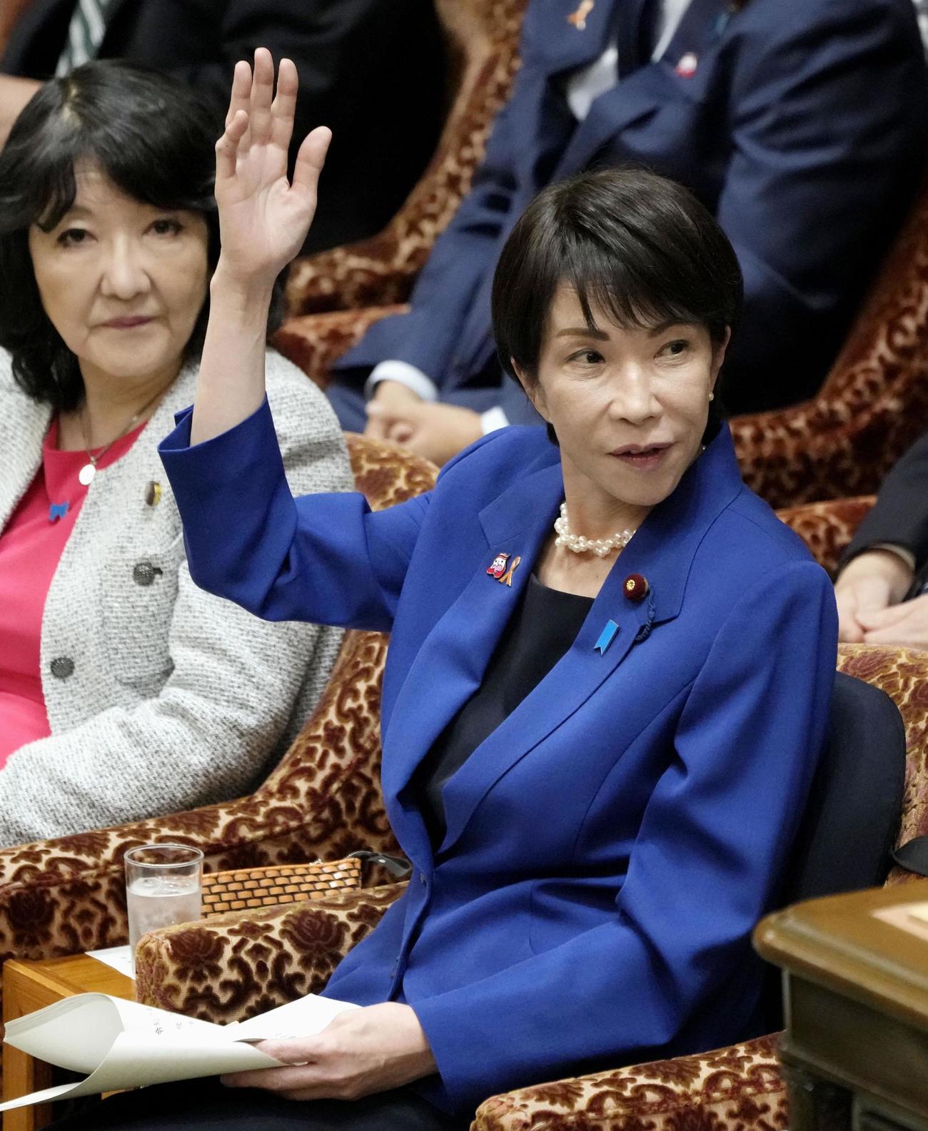 7日に衆院予算委で答弁のため挙手する高市首相（共同）