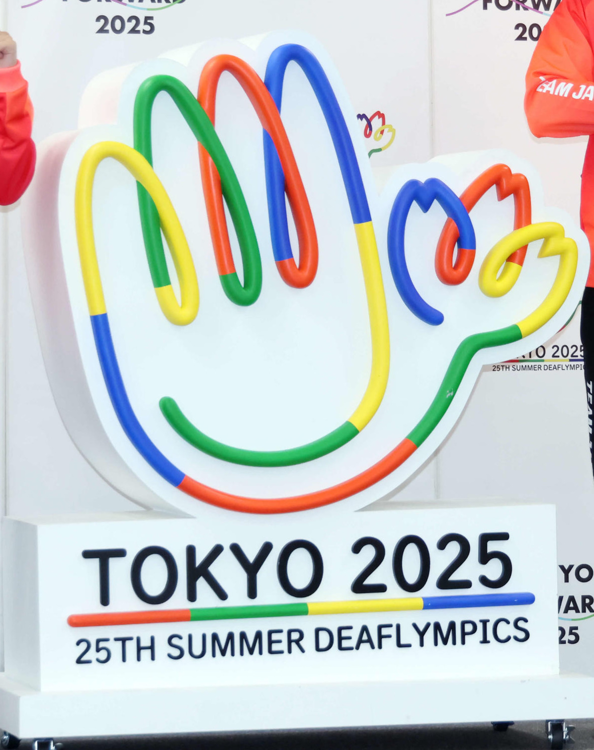 夏季デフリンピック競技大会東京2025のロゴ（2025年7月31日撮影）