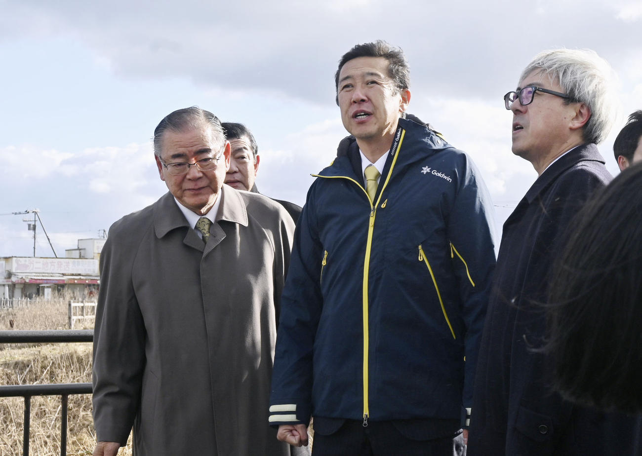 8日午後、納沙布岬から北方領土・歯舞群島を視察する黄川田沖縄北方相（中央）（共同）