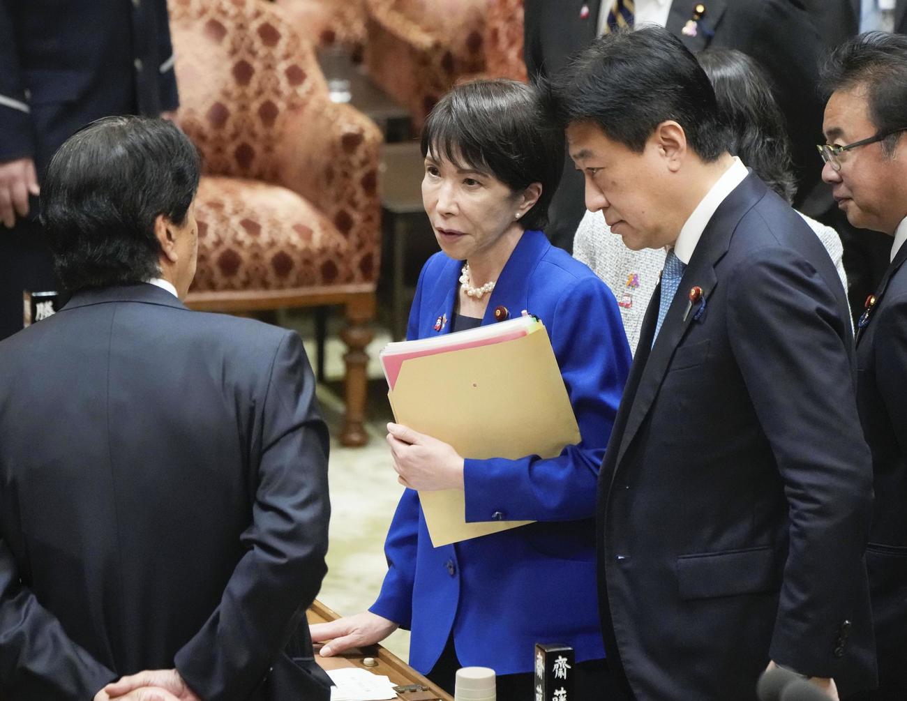 衆院予算委を終え、委員らと話す高市首相（中央）＝7日午後（共同）
