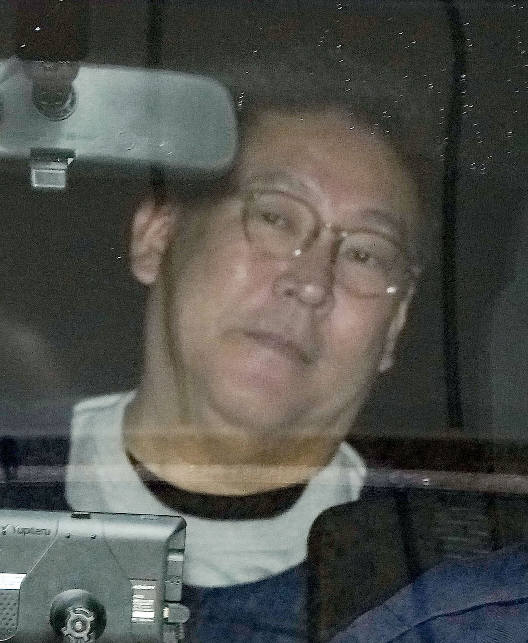 送検のため兵庫県警本部を出る「NHKから国民を守る党」党首の立花孝志容疑者＝10日（共同）