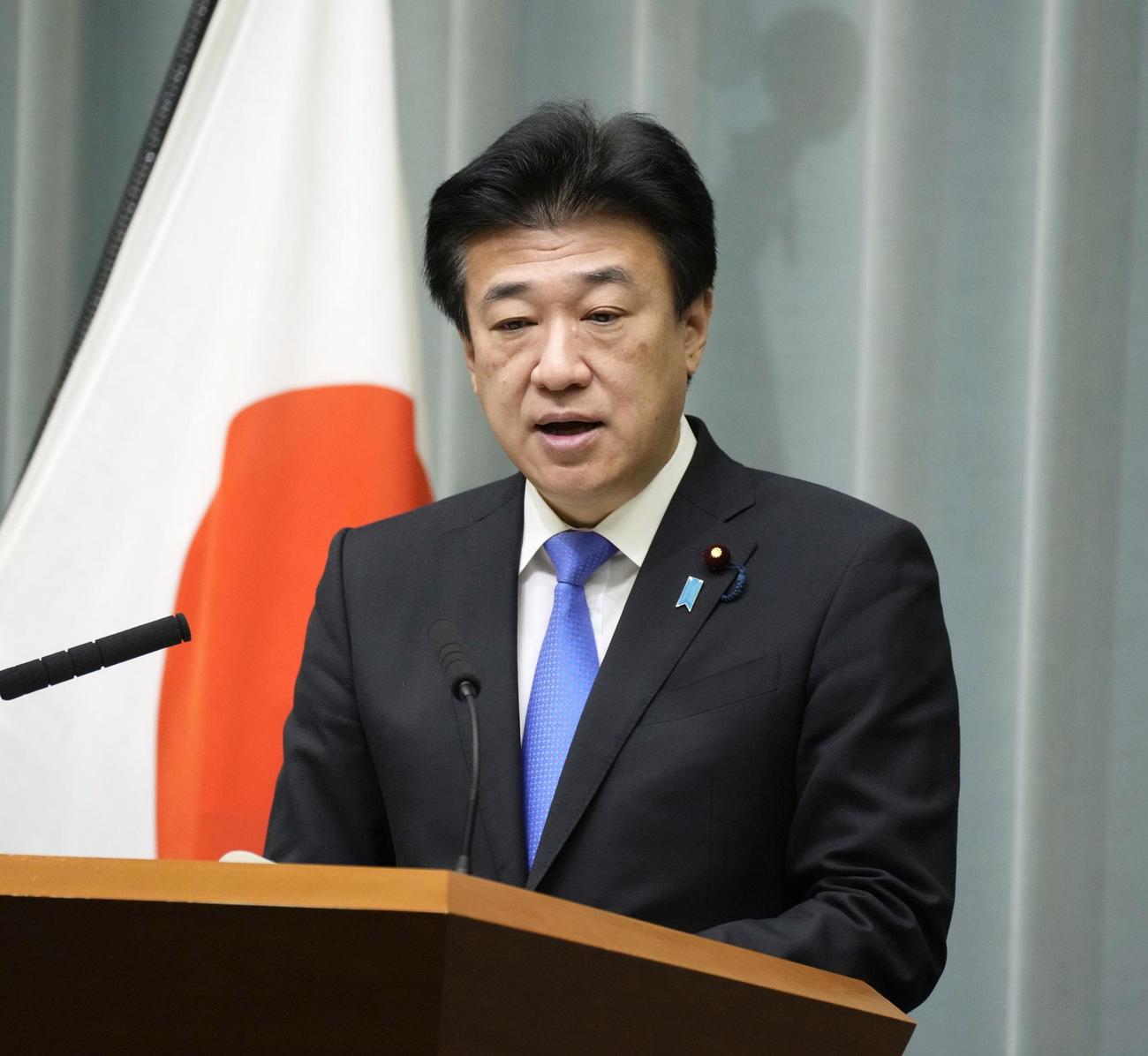 記者会見する木原官房長官（共同）