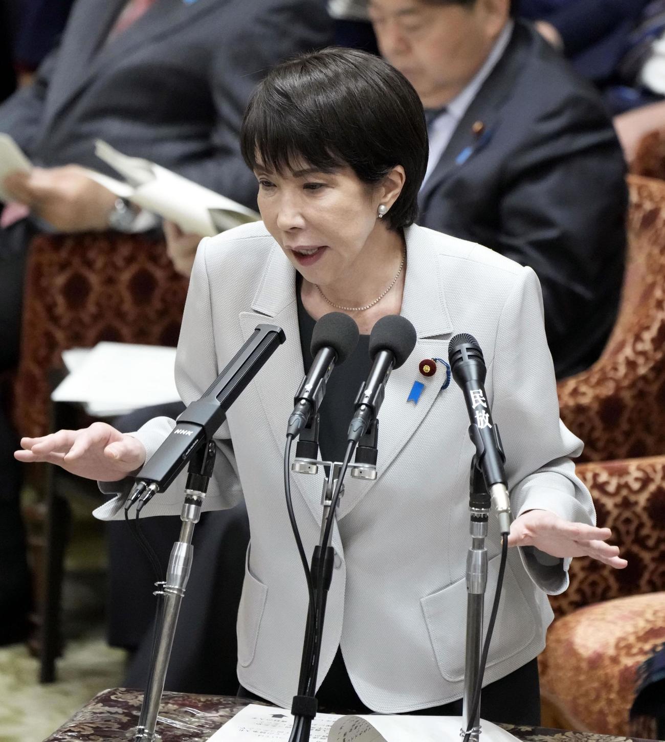 衆院予算委で答弁する高市首相（共同）