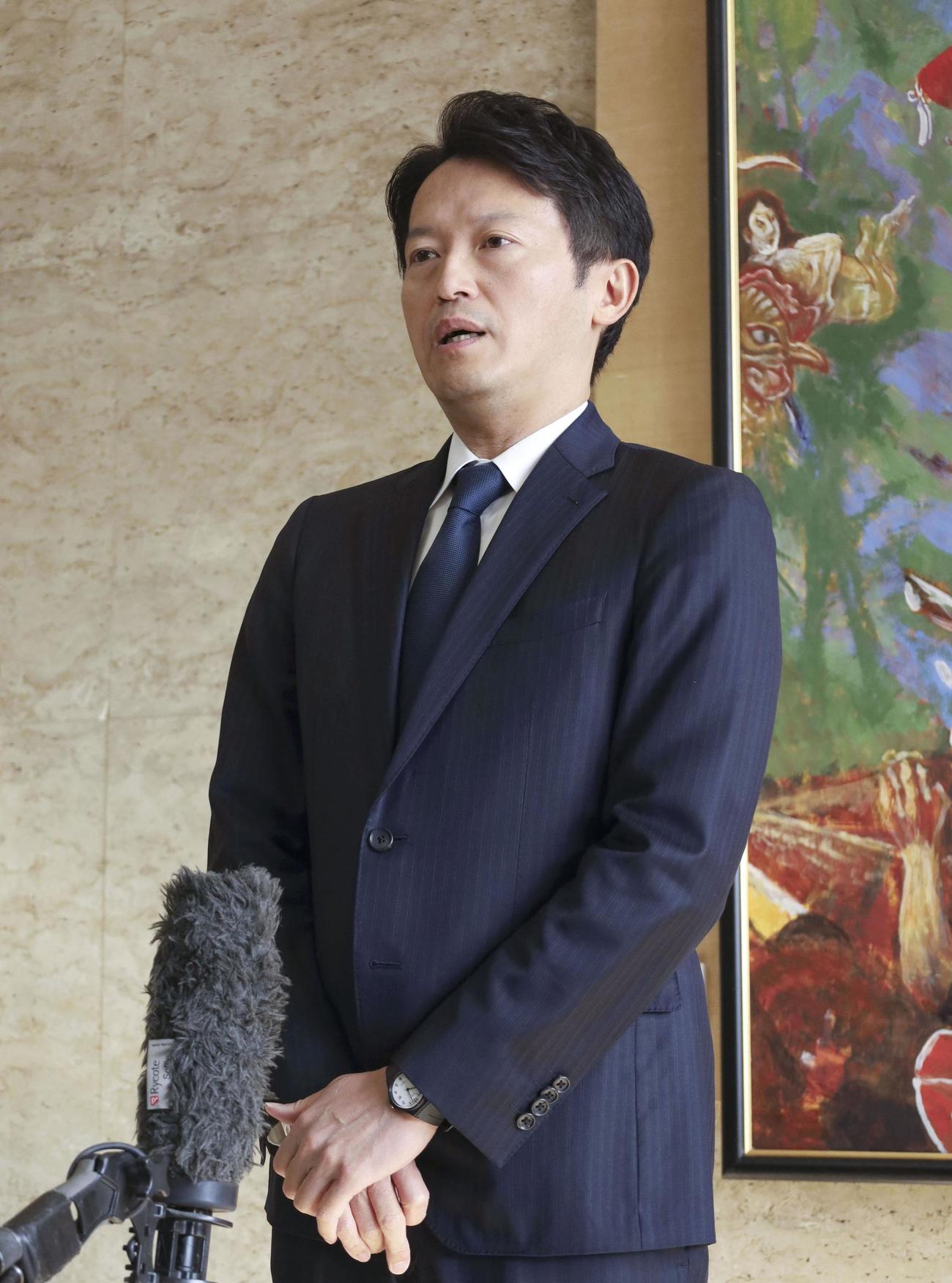 兵庫県庁で取材に応じる斎藤元彦知事＝10日午前(共同)