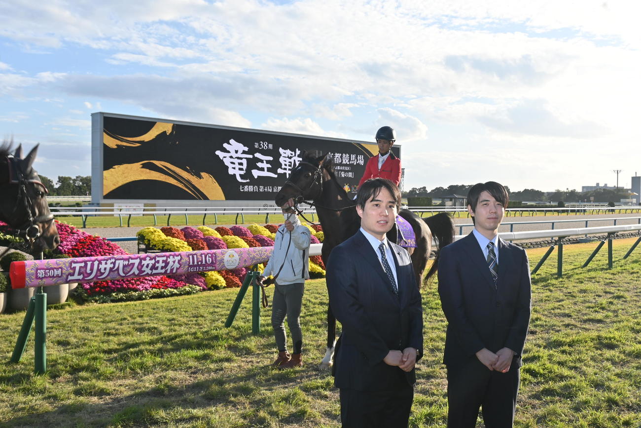 京都競馬場のゴール前で記念撮影に応じる藤井聡太竜王（右）佐々木勇気八段、後方はペルシアンナイト（撮影・松浦隆司）