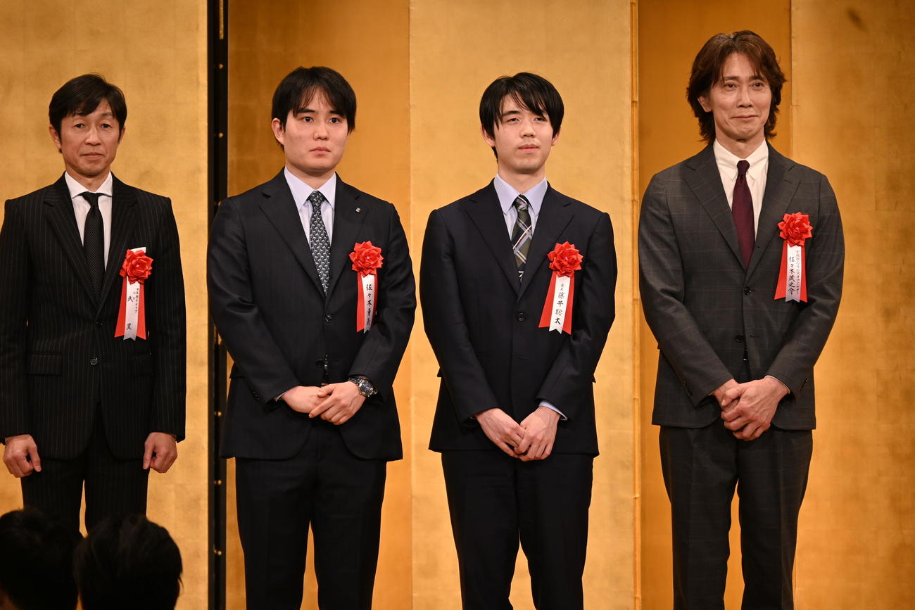 竜王戦7番勝負第4局の前夜祭に出席した左から武豊騎手、佐々木勇気八段、藤井聡太竜王、佐々木蔵之介（撮影・松浦隆司）