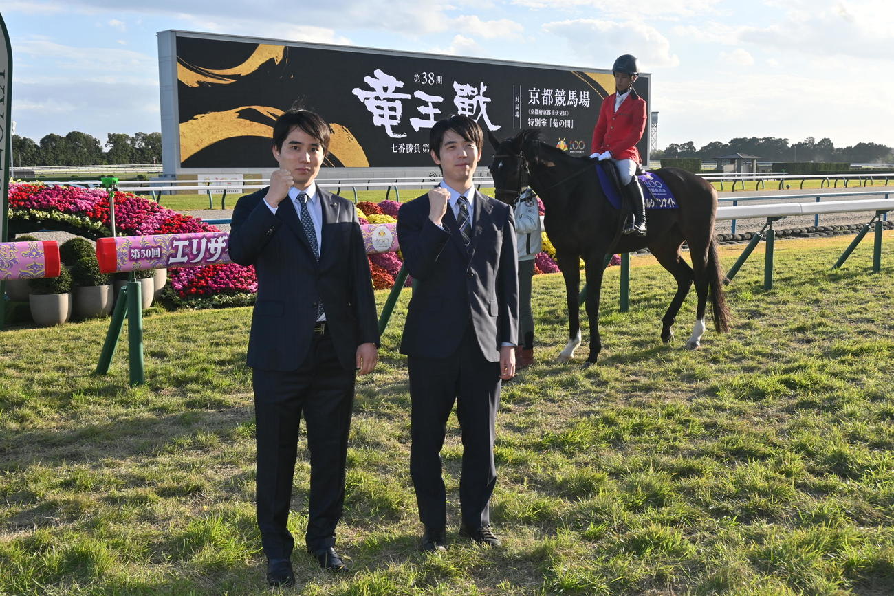 京都競馬場のゴール前で記念撮影に応じる藤井聡太竜王（右）、佐々木勇気八段、後方右はペルシアンナイト（撮影・松浦隆司）