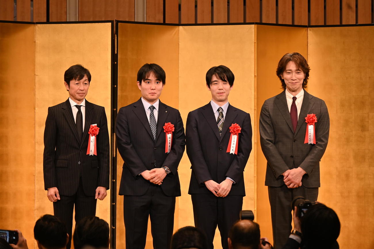 竜王戦7番勝負第4局の前夜祭に出席した左から武豊騎手、佐々木勇気八段、藤井聡太竜王、佐々木蔵之介（撮影・松浦隆司）
