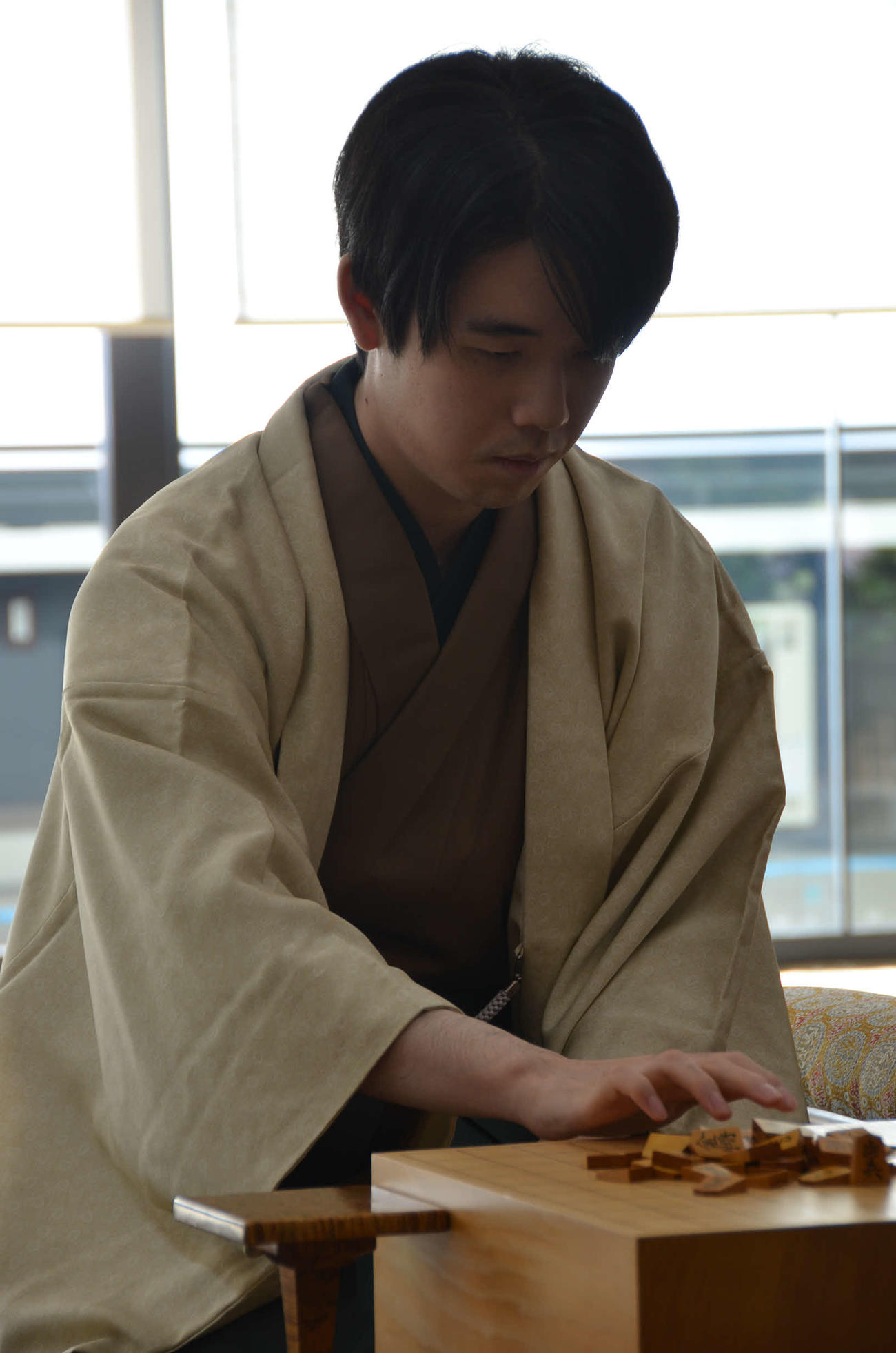京都競馬場での竜王戦7番勝負第4局に臨んだ藤井聡太竜王（外部提供）