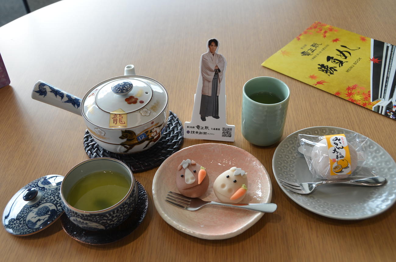 佐々木勇気八段の午前のおやつ「みかん大福」「おウマちゃん練り切り」「煎茶喜峰」「玉露金閣」（日本将棋連盟提供）