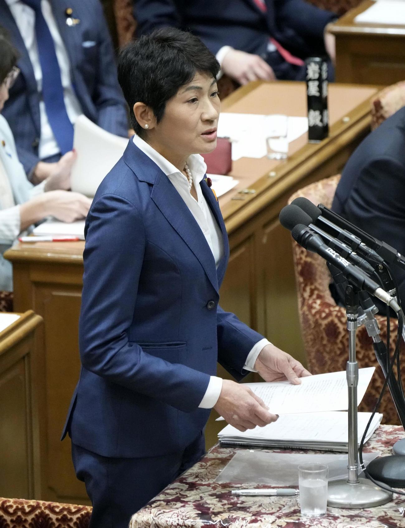 10日、衆院予算委で質問する西村智奈美氏（共同）