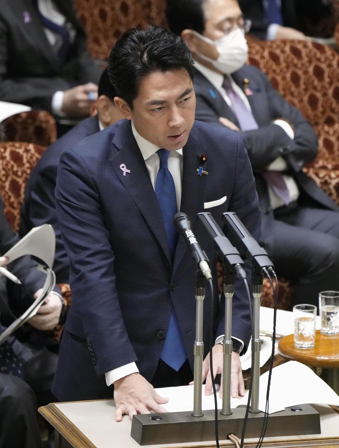 参院予算委で答弁する小泉防衛相＝12日（共同）