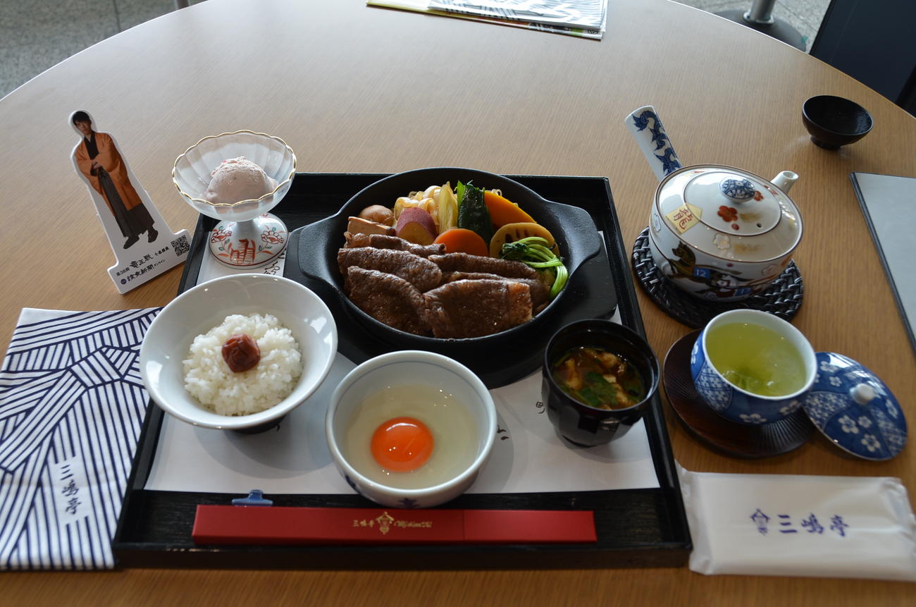 藤井聡太竜王の昼食「三嶋亭　すきやき」（日本将棋連盟提供）