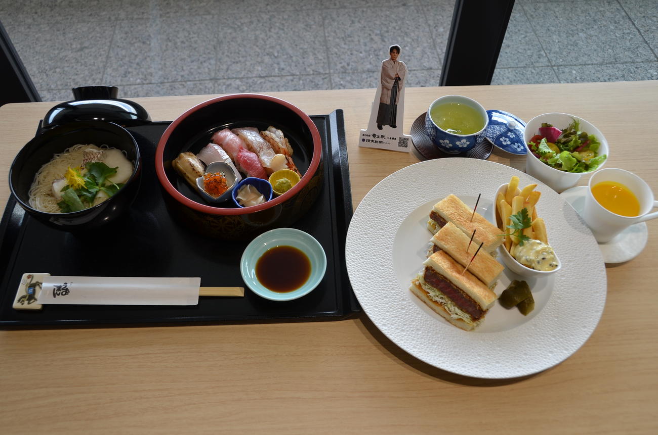 佐々木勇気八段の昼食「柚子香る鯛とかぶ煮麺とにぎり寿司御膳」「京の肉　牛フィレサンド」（日本将棋連盟提供）