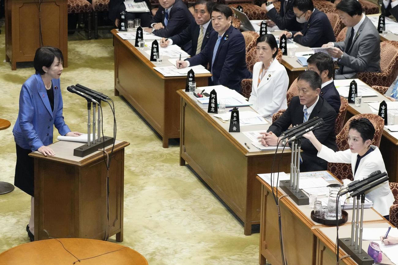 参院予算委で立憲民主党の蓮舫氏（手前右）の質問に答弁する高市首相（共同）