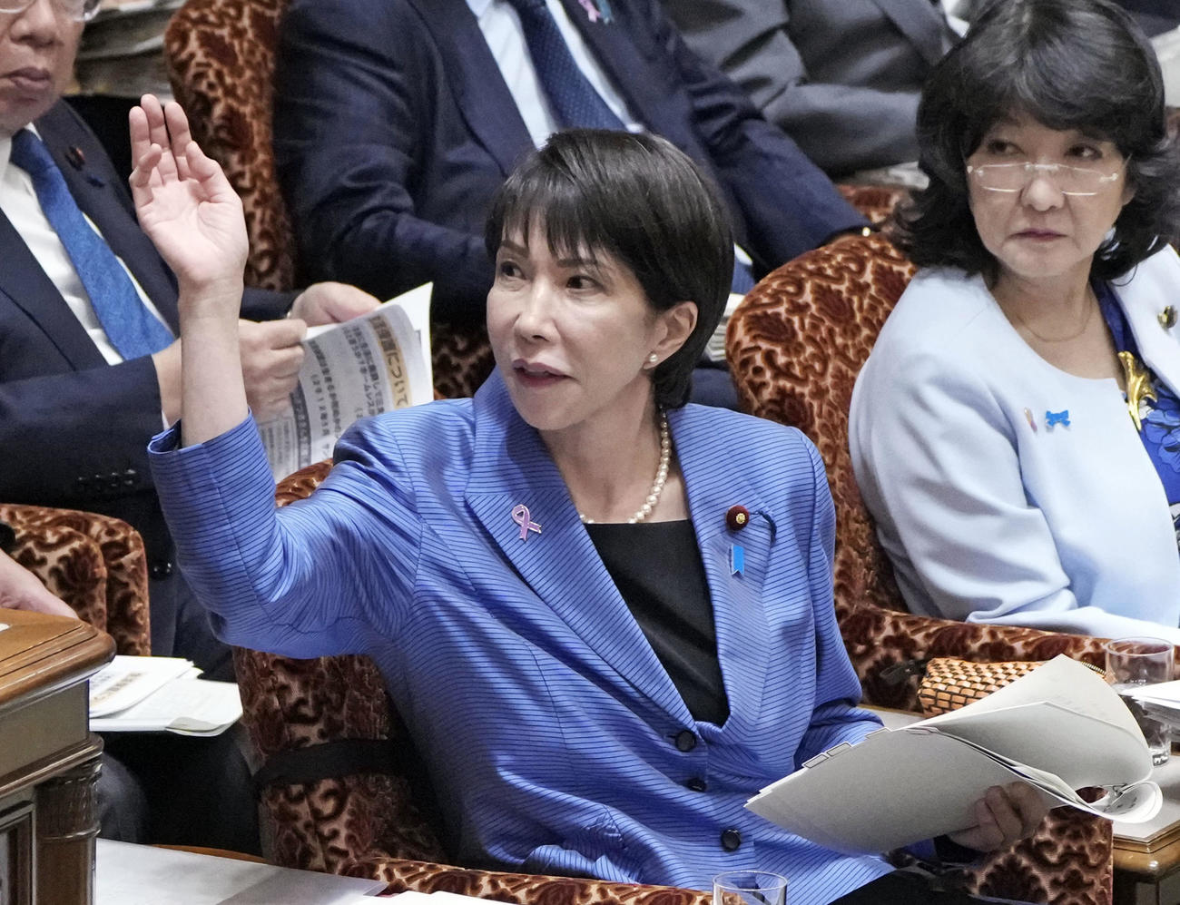 参院予算委で答弁のため挙手する高市首相、右は片山さつき片山さつき財務相（共同）
