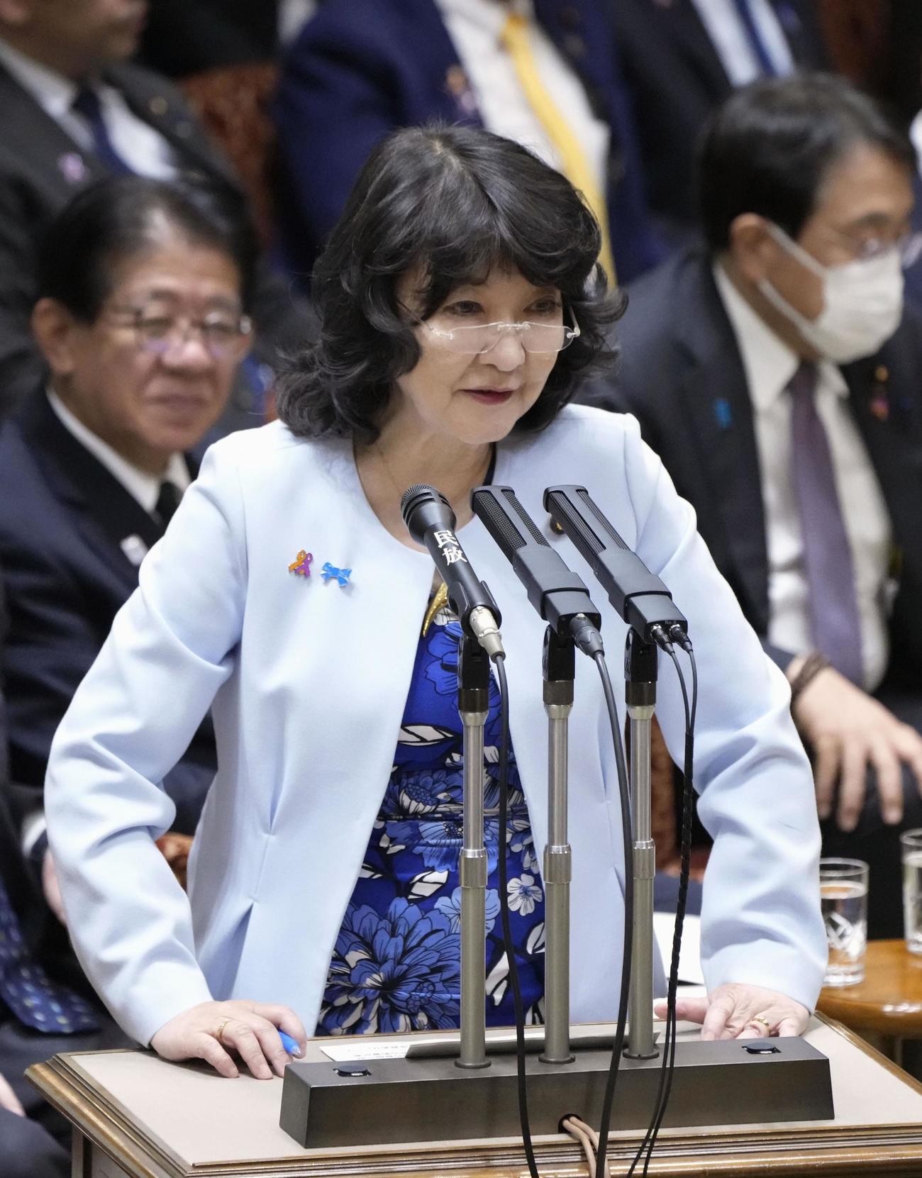 参院予算委で答弁する片山財務相（共同）