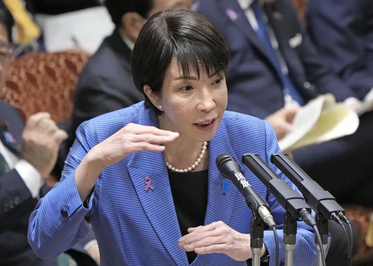 参院予算委で答弁する高市首相（共同）