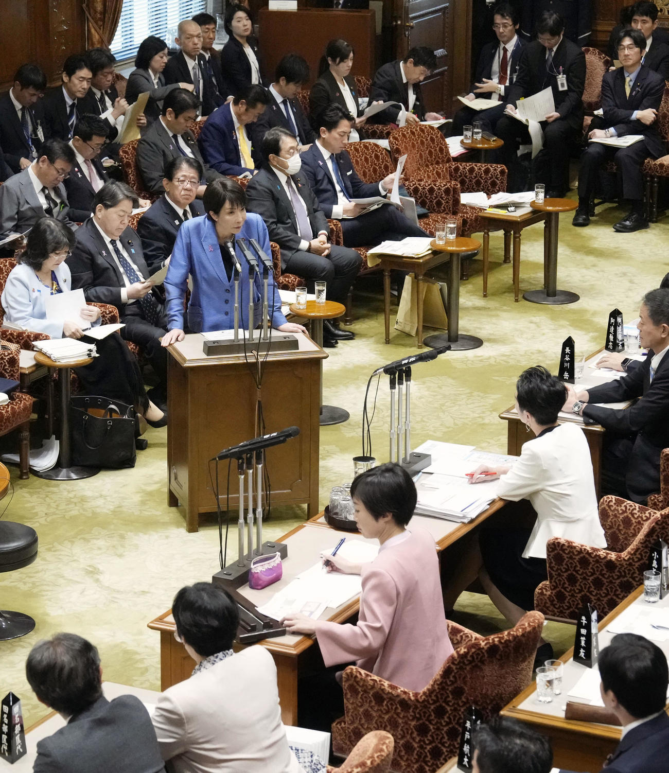 参院予算委で答弁する高市首相（共同）