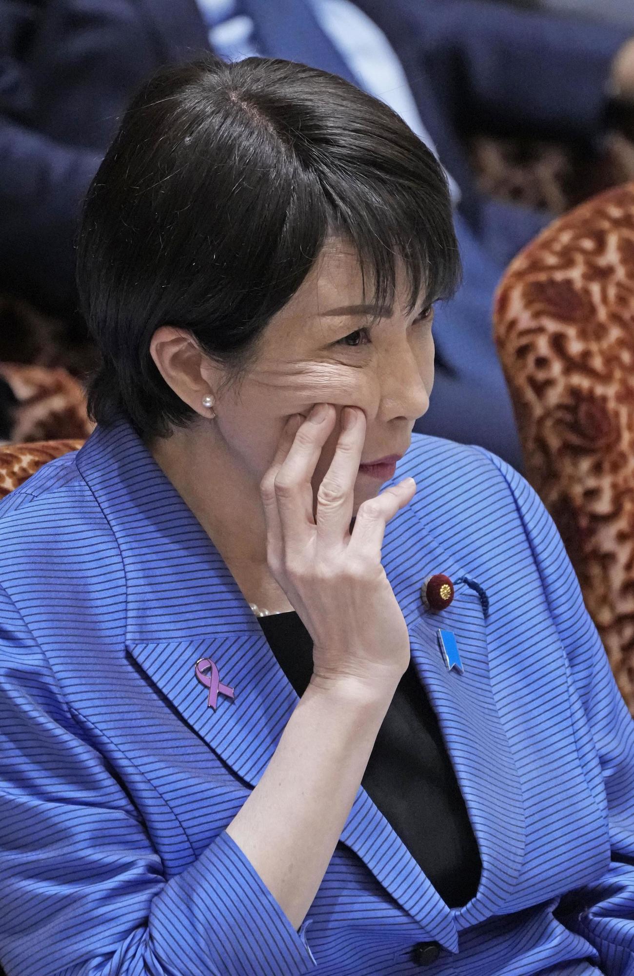参院予算委で質問を聞く高市首相（共同）