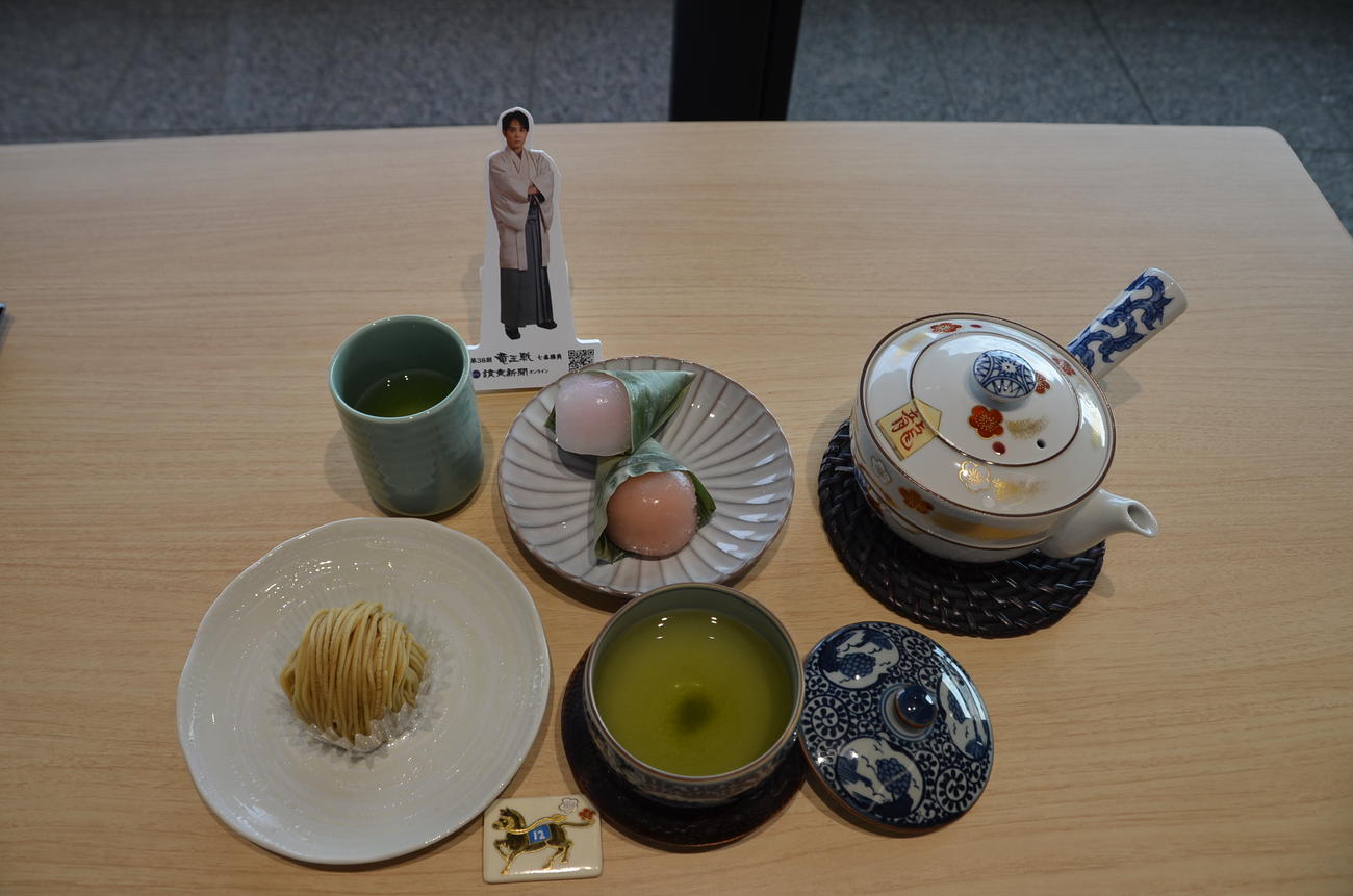 佐々木勇気八段の午後のおやつ「栗もちモンブラン」「いちごと木いちごの葛まんじゅう」（日本将棋連盟提供）