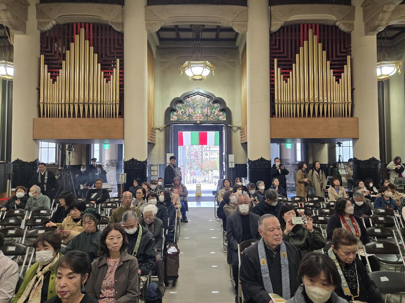 築地本願寺の本堂で2代目となるイタリア製パイプオルガンが参拝者の前で初めて演奏された（撮影・寺沢卓）