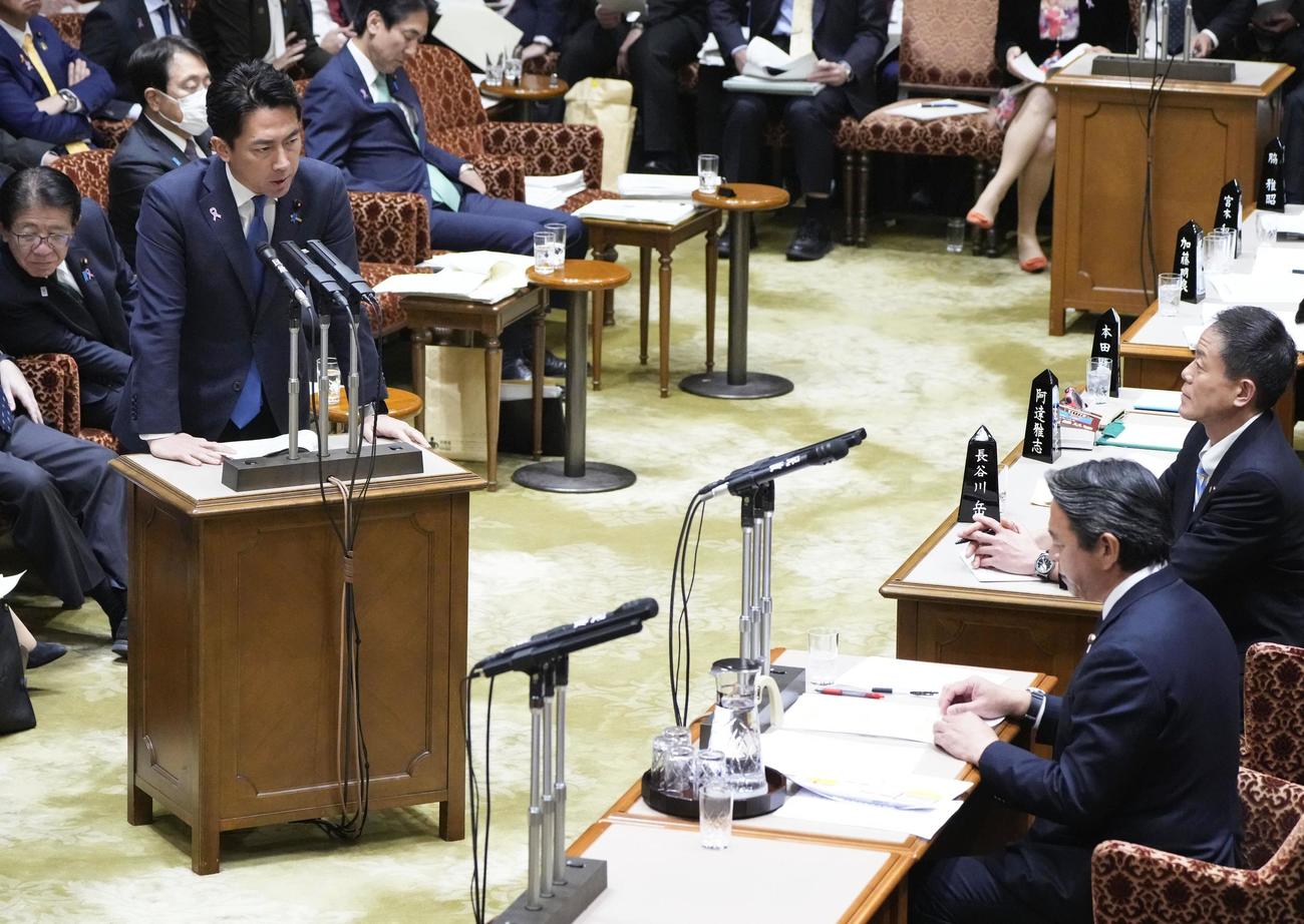 参院予算委で、国民民主党の榛葉幹事長（右手前）の質問に答弁する小泉防衛相（共同）