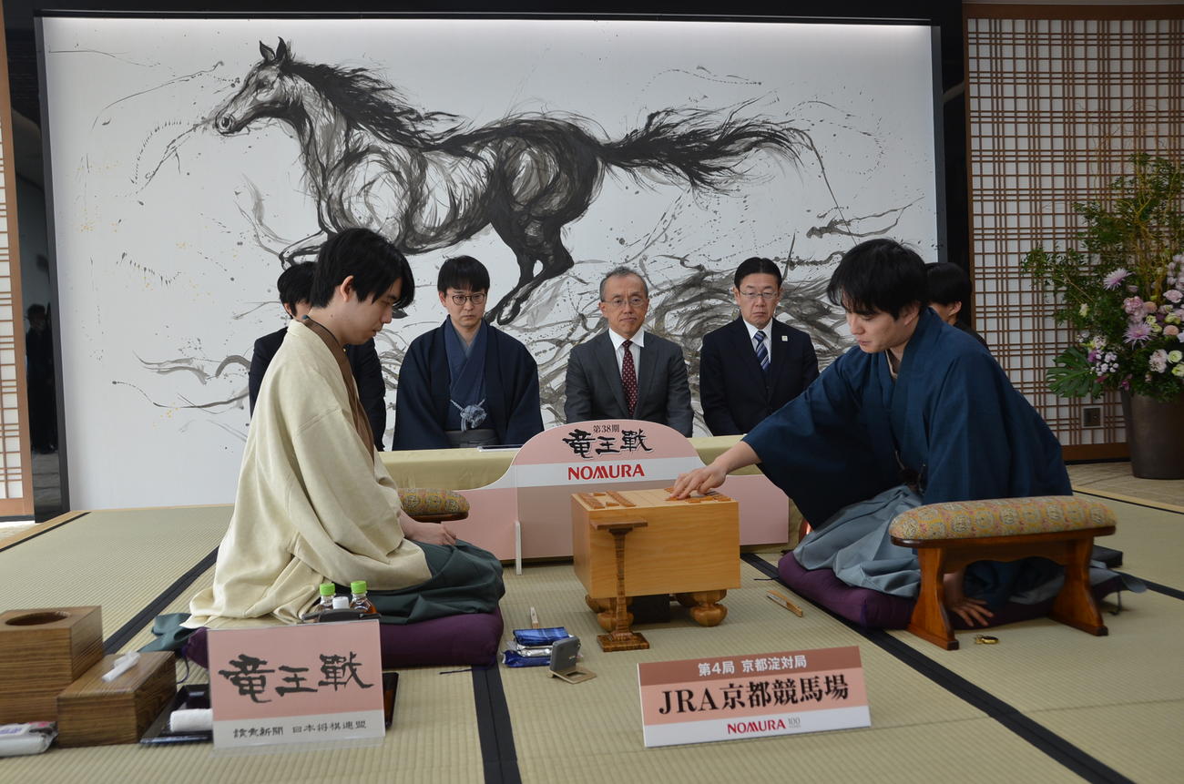 京都競馬場での竜王戦7番勝負第4局に臨んだ藤井聡太竜王（左）佐々木勇気八段（外部提供）