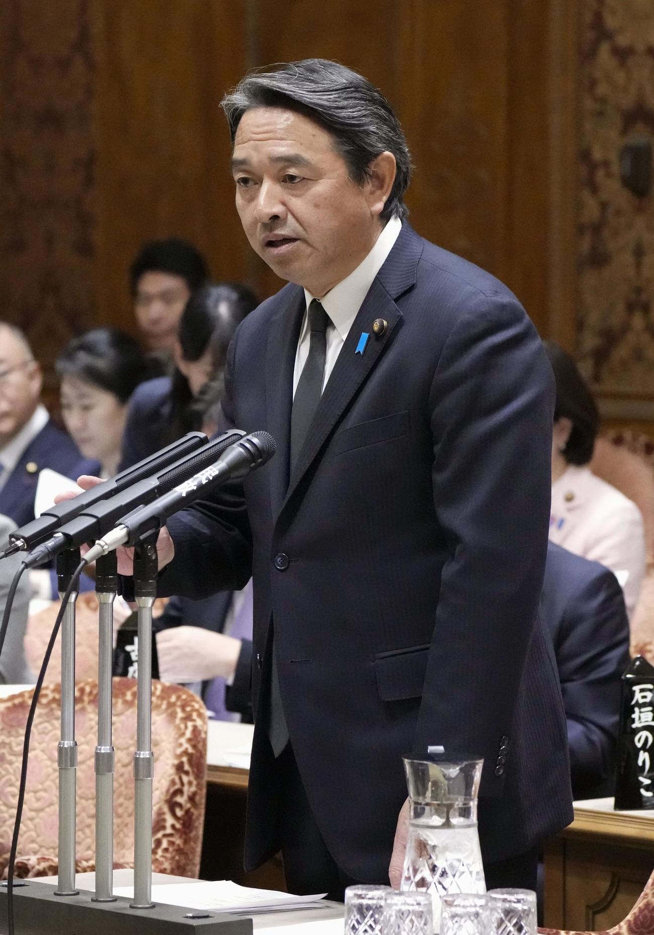 参院予算委で質問する榛葉賀津也氏（共同）