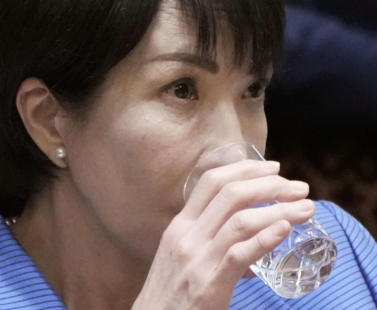 参院予算委で水を飲む高市首相（共同）