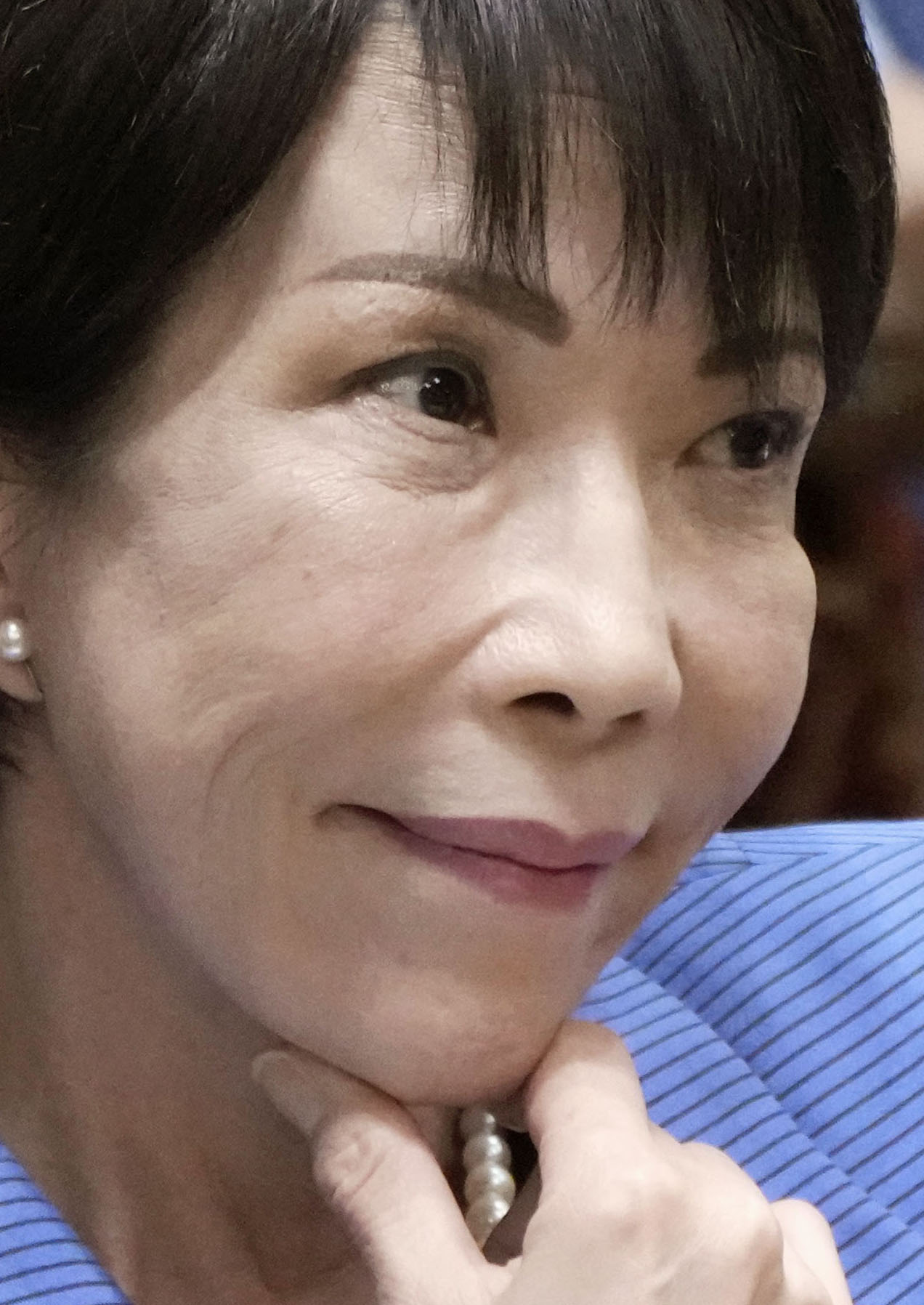 参院予算委で質問を聞く高市首相（共同）