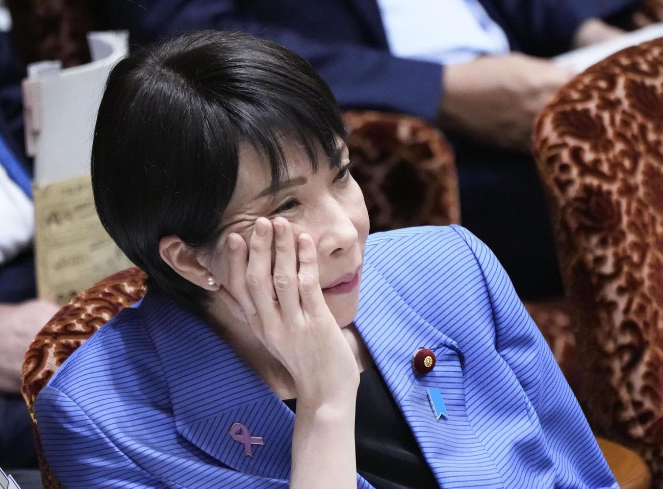参院予算委で質問を聞く高市首相（共同）