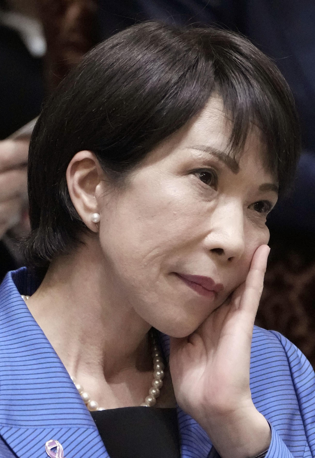 参院予算委で質問を聞く高市首相（共同）