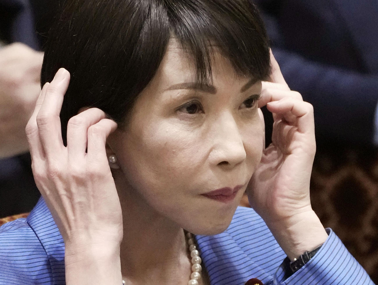 参院予算委で質問を聞く高市首相（共同）