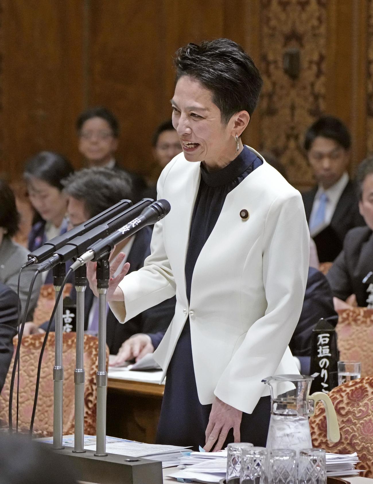 参院予算委で質問する立憲民主党の蓮舫氏＝12日午前（共同）