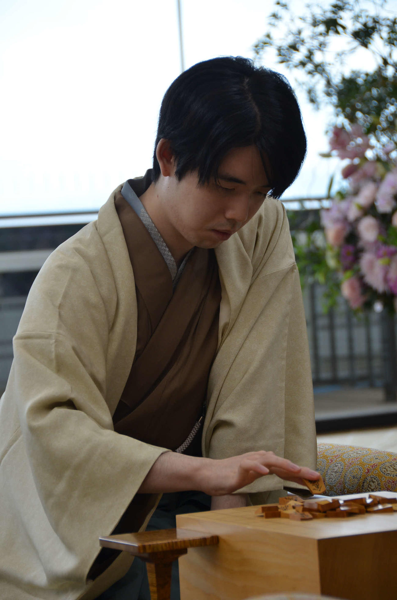 2日目の対局に臨んだ藤井聡太竜王（日本将棋連盟提供）