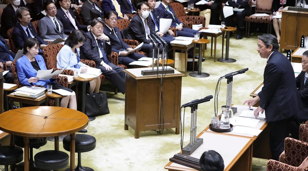 参院予算委で、高市首相（左）に質問する国民民主党の榛葉幹事長（右）＝12日午後（共同）