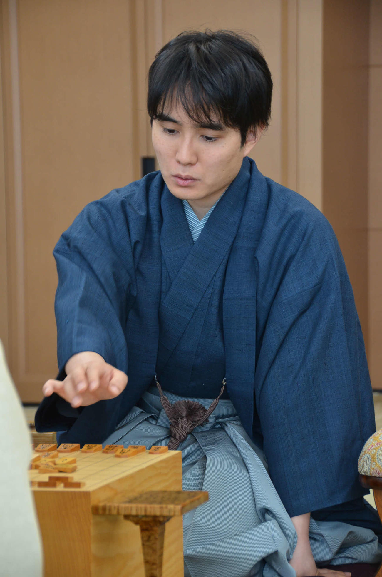 2日目の対局に臨んだ佐々木勇気八段（日本将棋連盟提供）