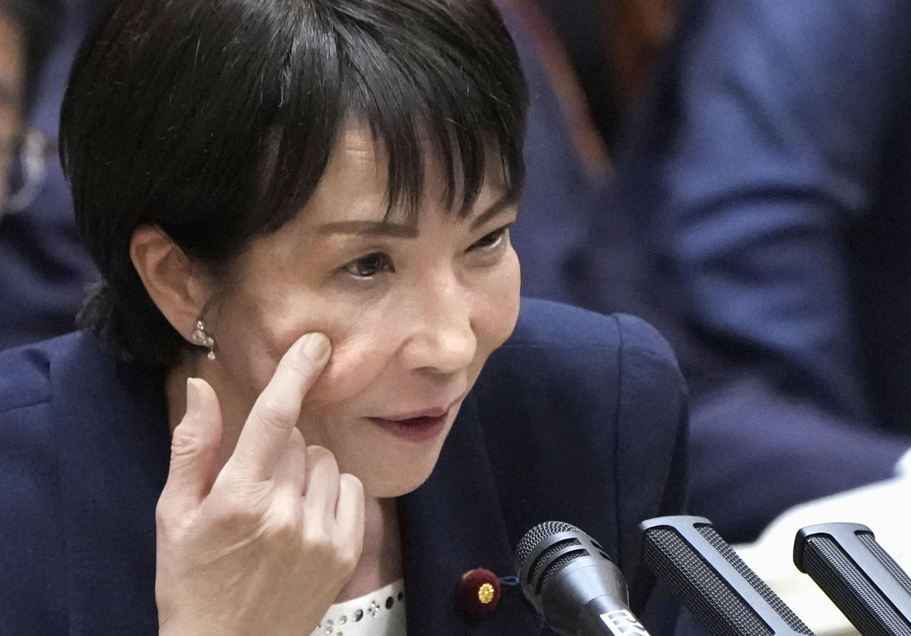 参院予算委で答弁する高市首相（共同）