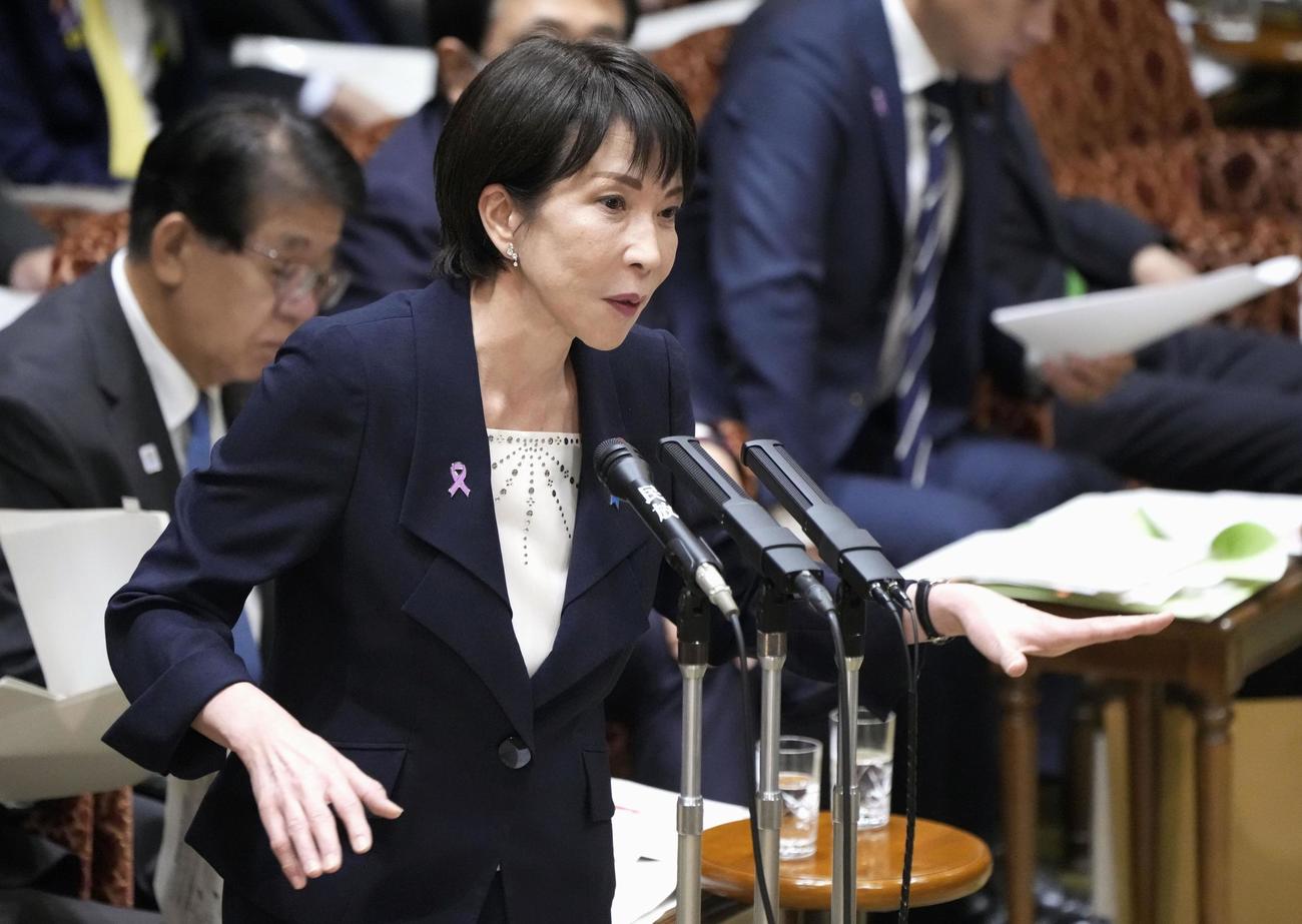 参院予算委で答弁する高市首相（共同）