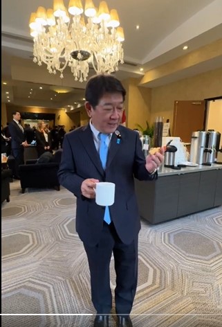 がぶっと噛んで…茂木敏充氏の投稿（茂木敏充氏のXから）