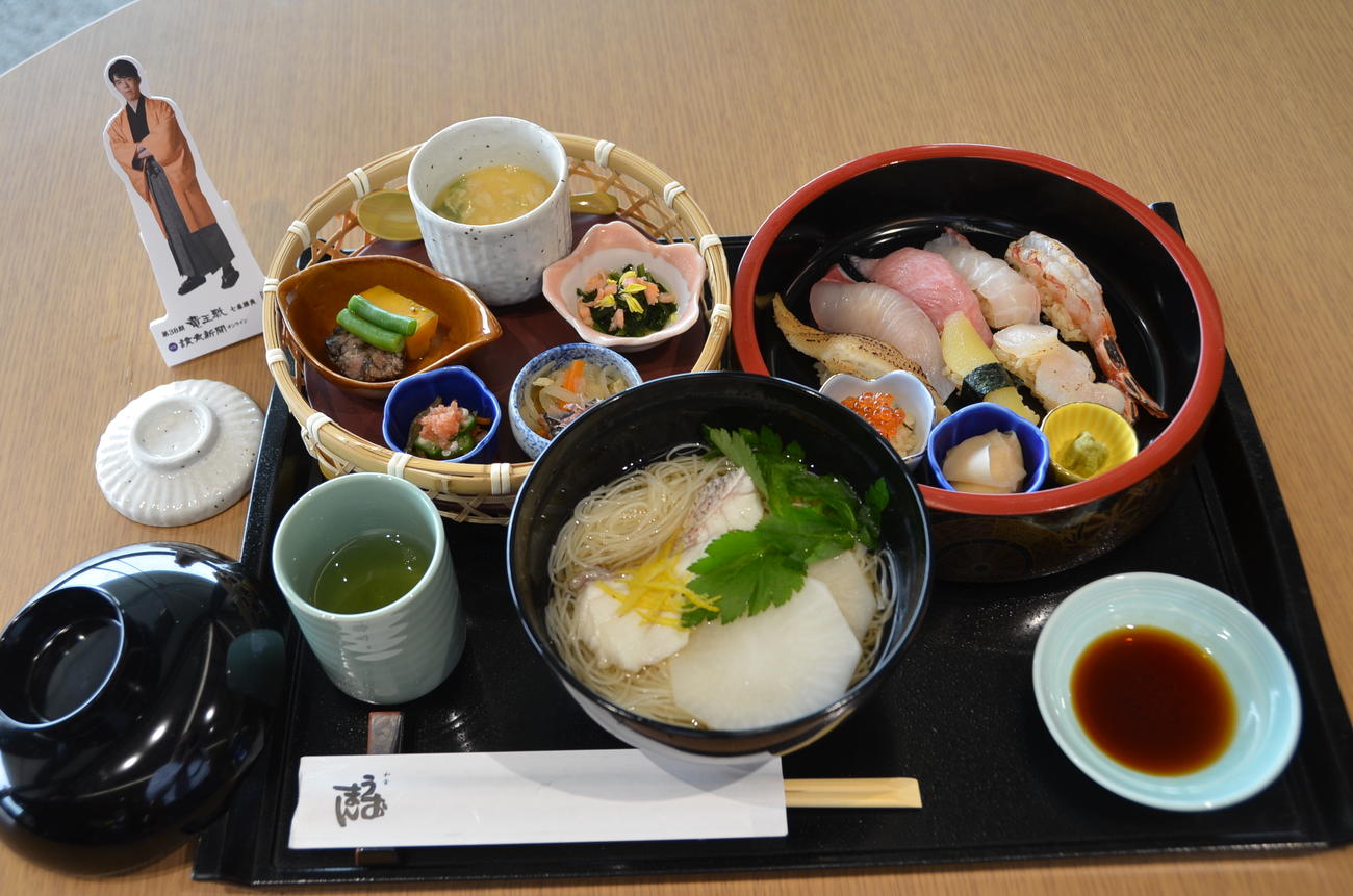 藤井聡太竜王の昼食「柚子香る鯛とかぶ煮麺とにぎり寿司御膳」（日本将棋連盟提供）