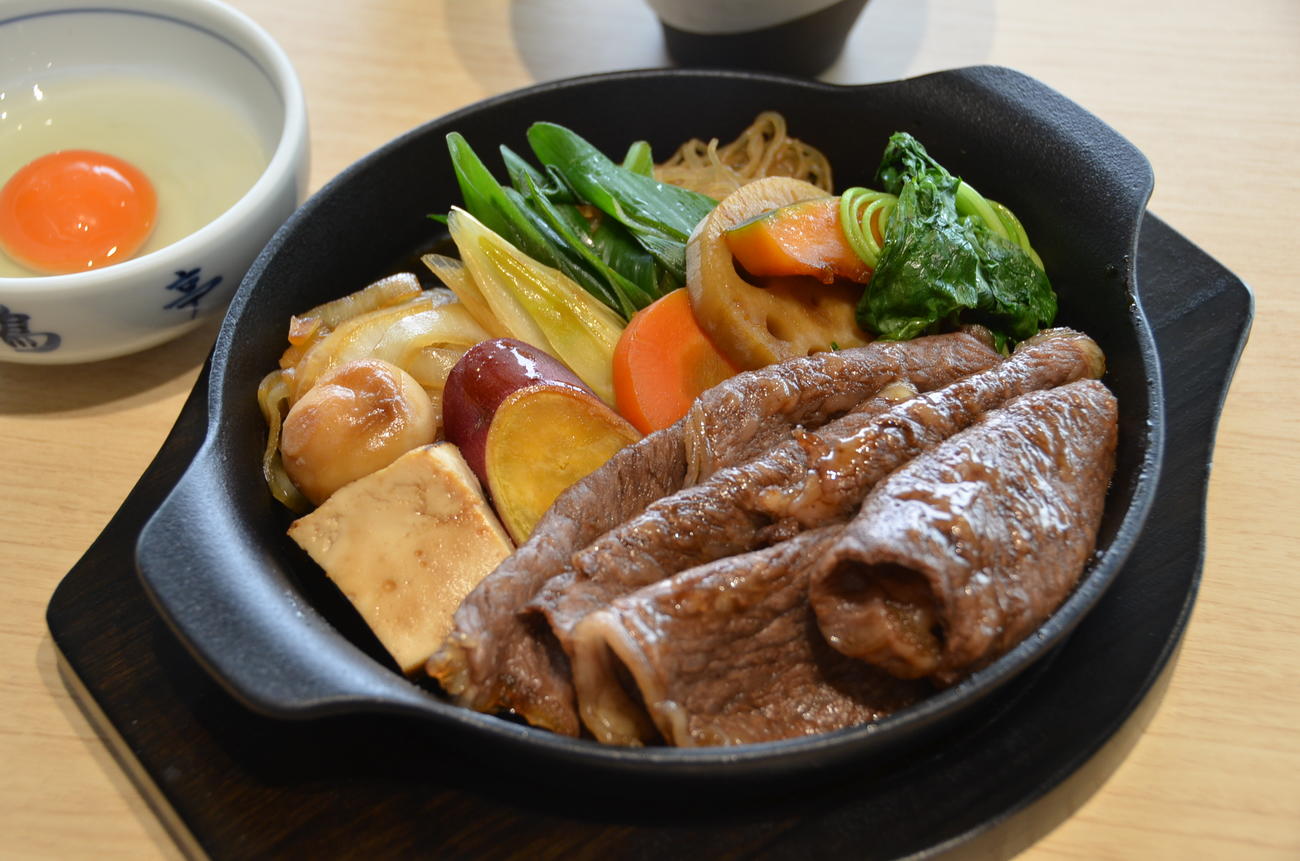 佐々木勇気八段の昼食「三嶋亭　すきやき」（日本将棋連盟提供）